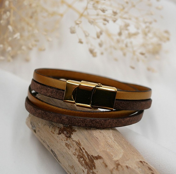 Bracelet en cuir personnalisable avec fermoir doré.