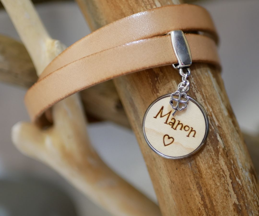 Doppeltes Lederarmband personalisiert mit Holz Cabochon zu gravieren