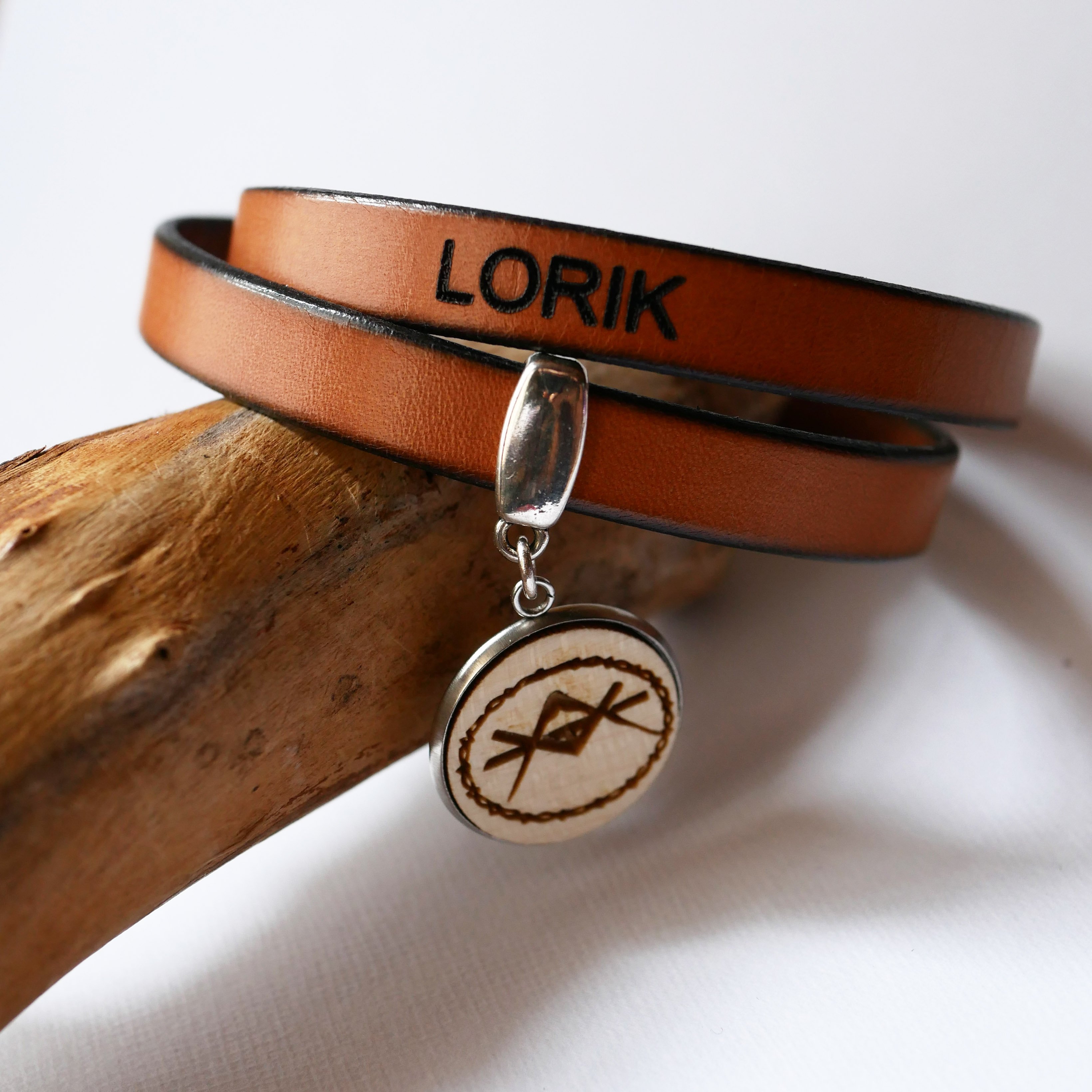 Doppeltes Lederarmband personalisiert mit Holz Cabochon zu gravieren