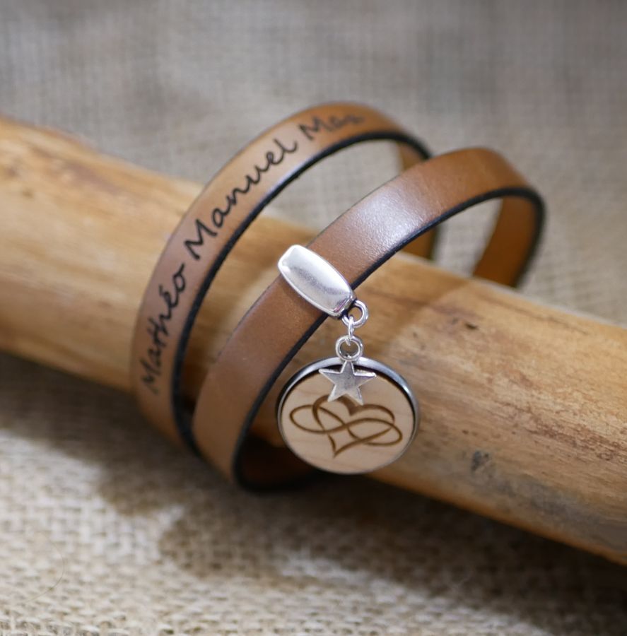 Doppeltes Lederarmband personalisiert mit Holz Cabochon zu gravieren