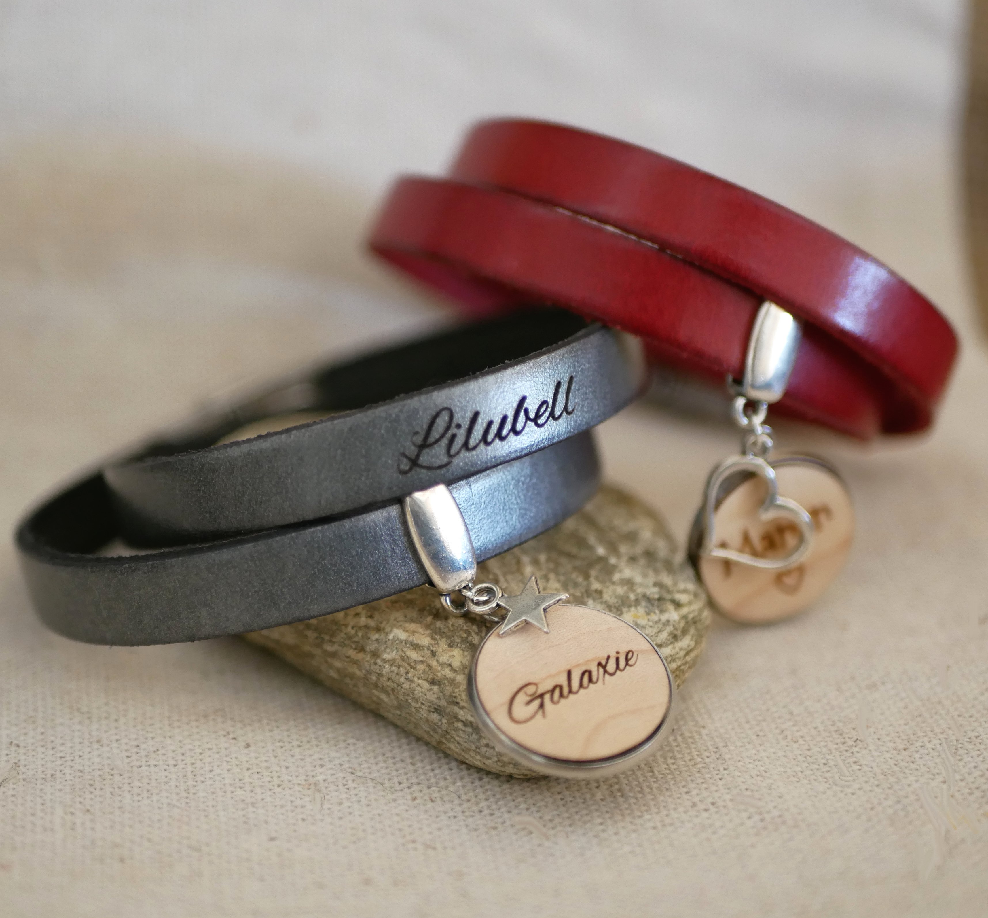 Doppeltes Lederarmband personalisiert mit Holz Cabochon zu gravieren