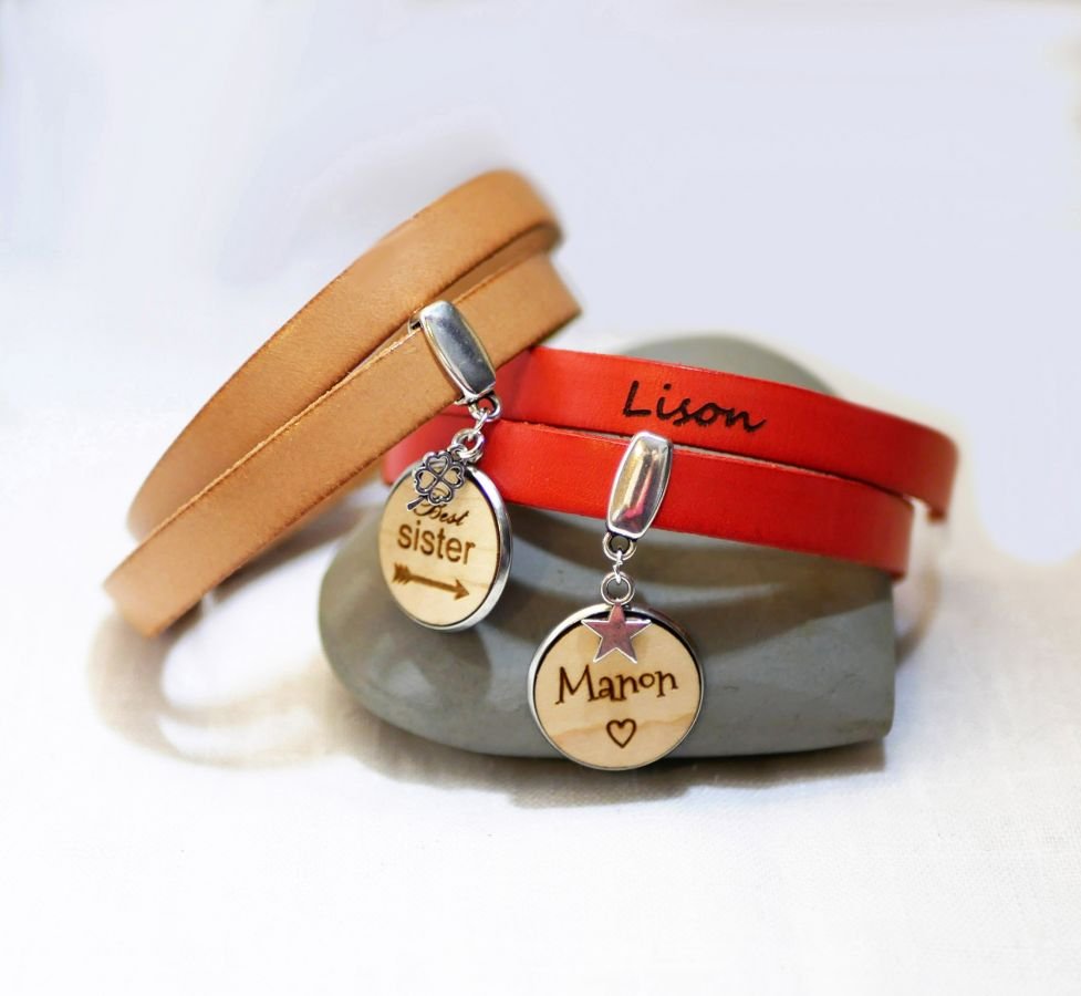 Doppeltes Lederarmband personalisiert mit Holz Cabochon zu gravieren