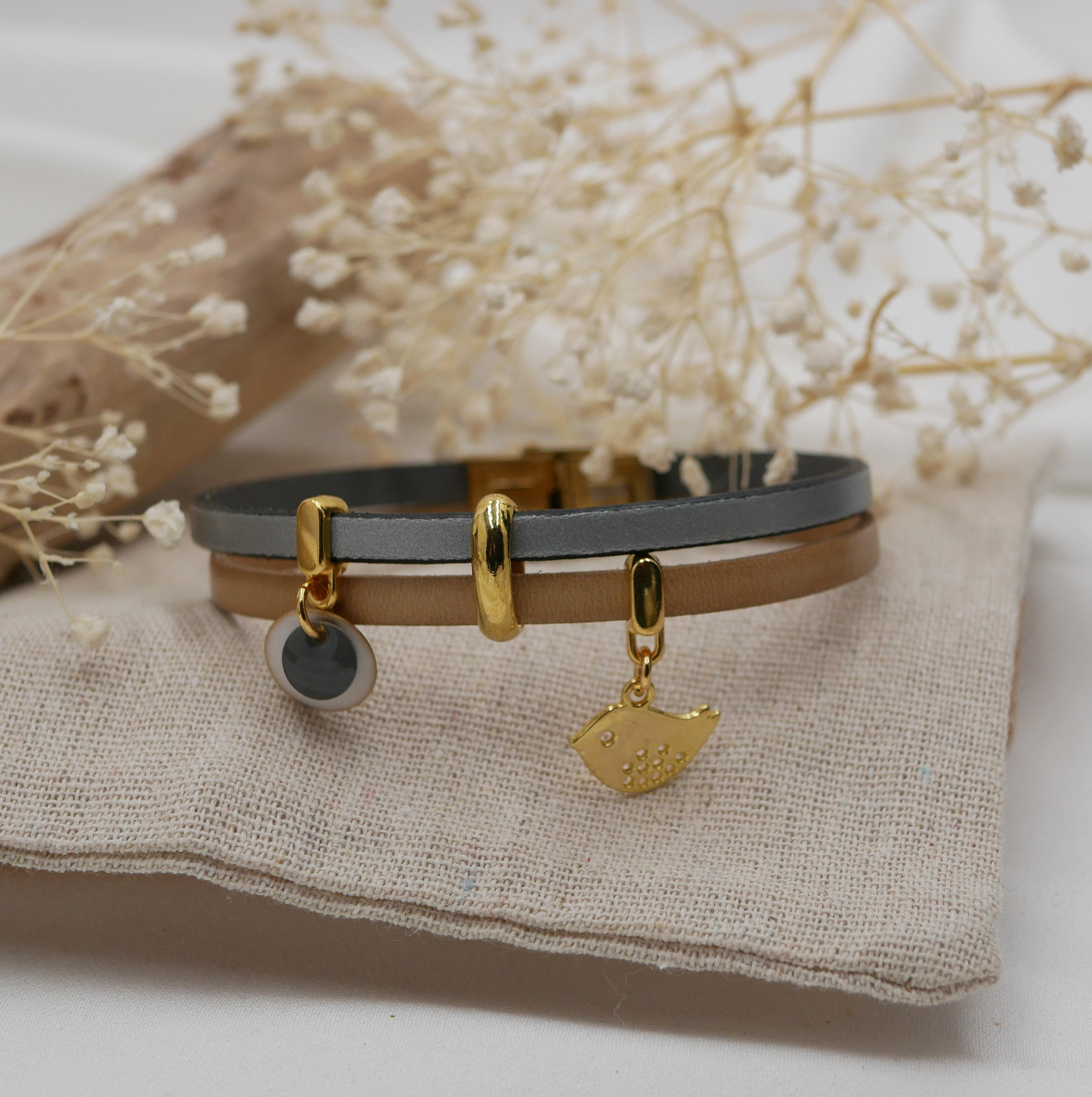 Duo-Lederarmband mit goldenen Charms aus Pailetten und Vogel