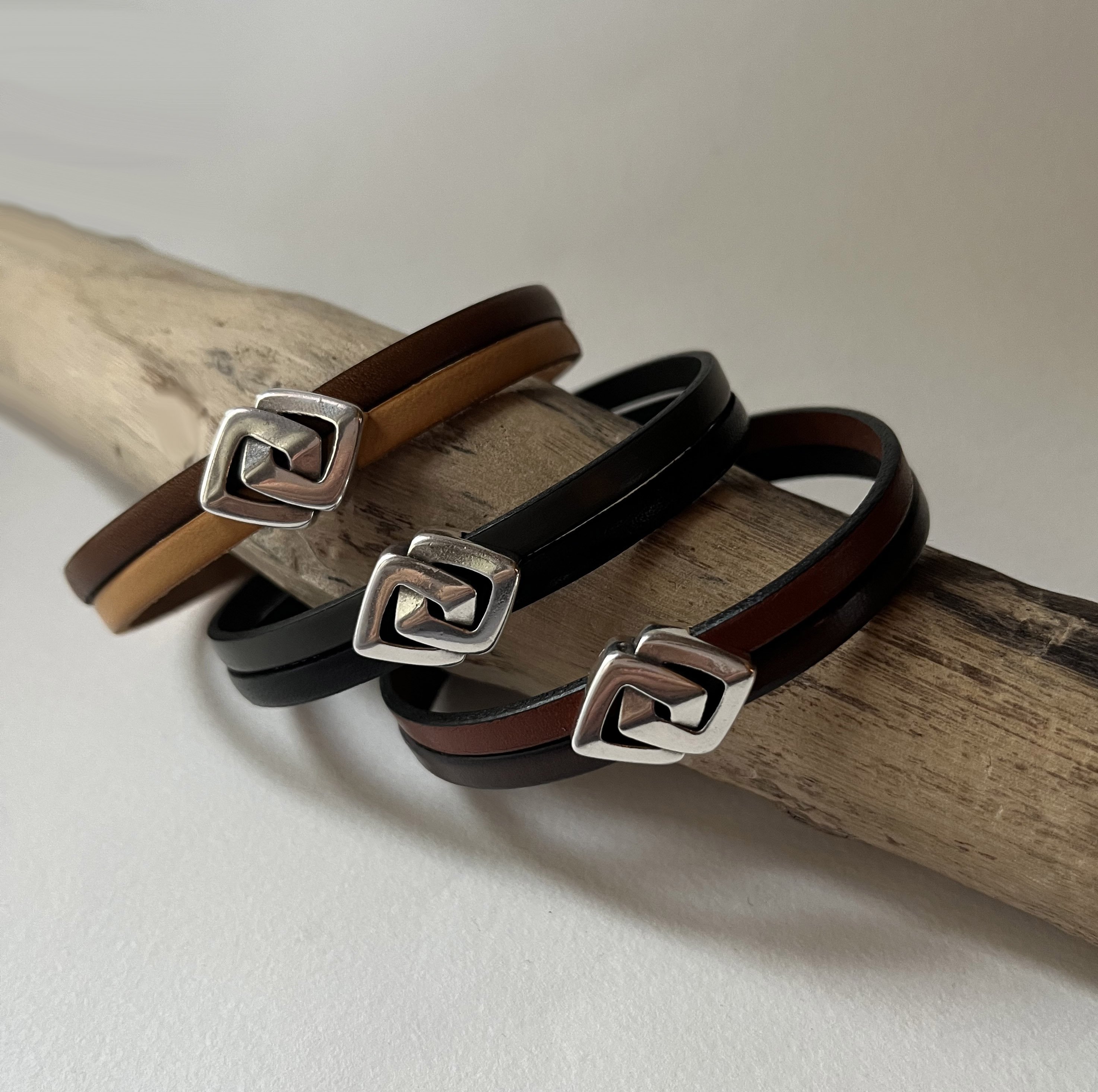 Bracelet duo de cuir au passant entrelac&eacute; personnalisable par gravure