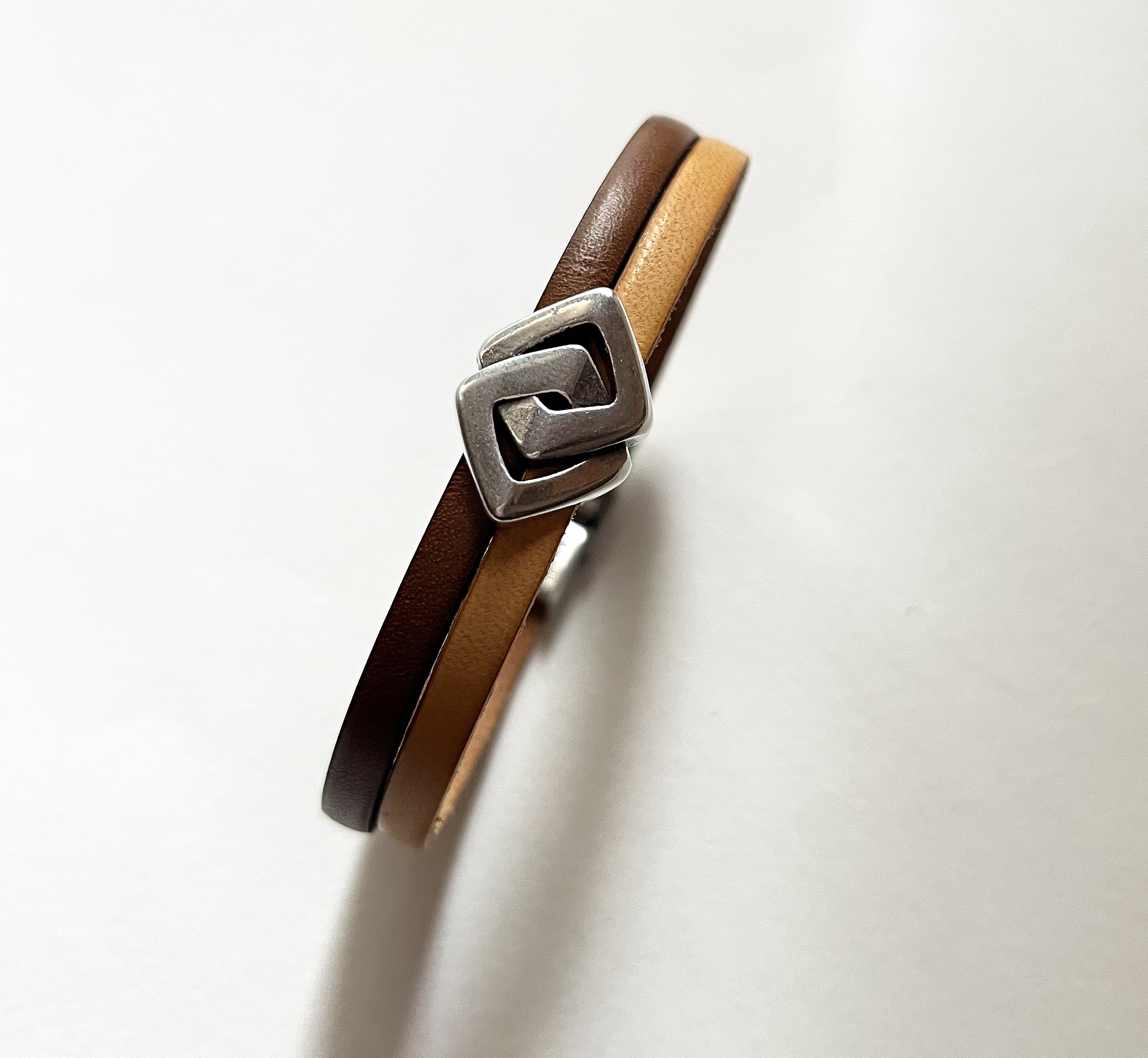 Bracelet duo de cuir au passant entrelac&eacute; personnalisable par gravure