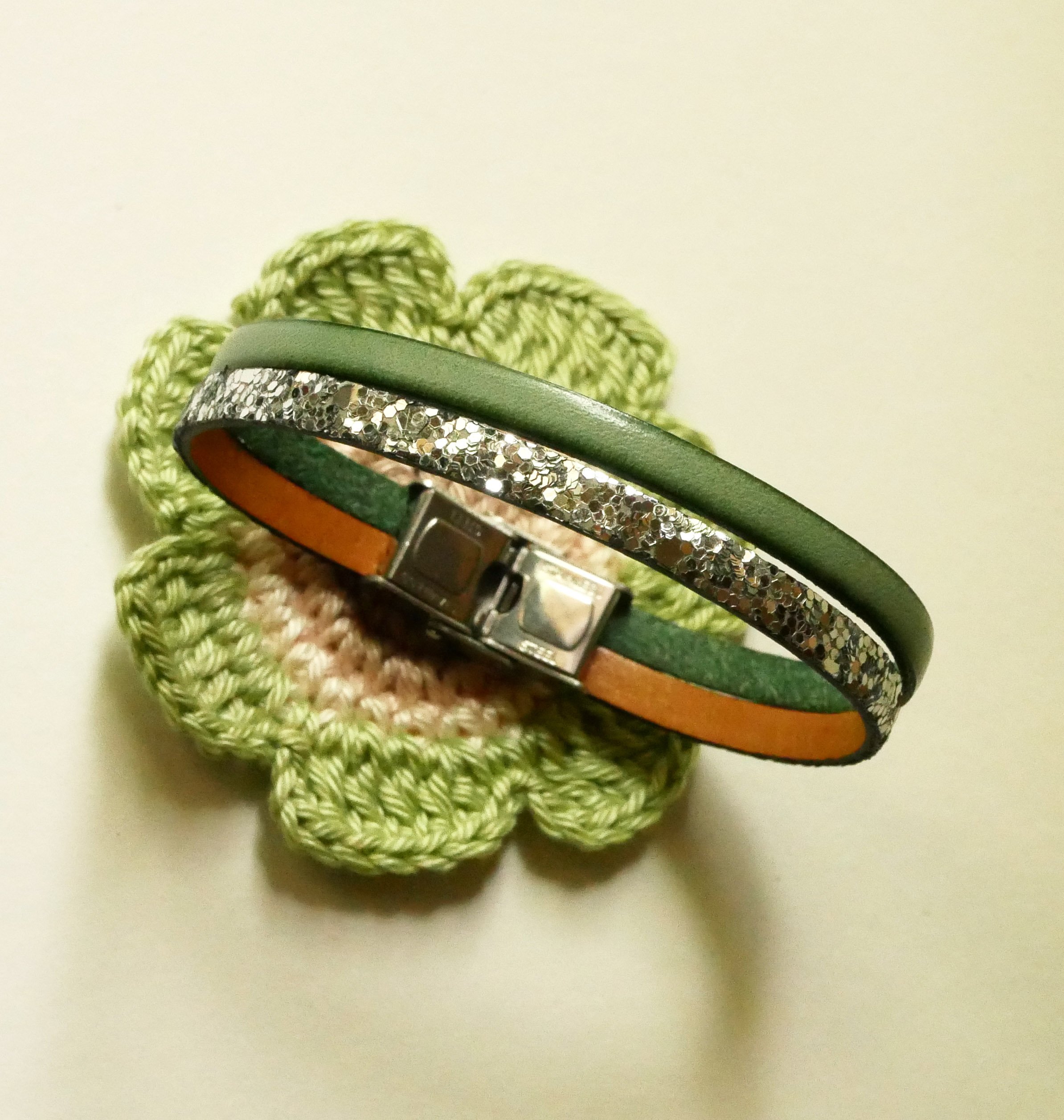 Duo-Armband aus silbernem Paillettenleder und Farbe nach Wahl