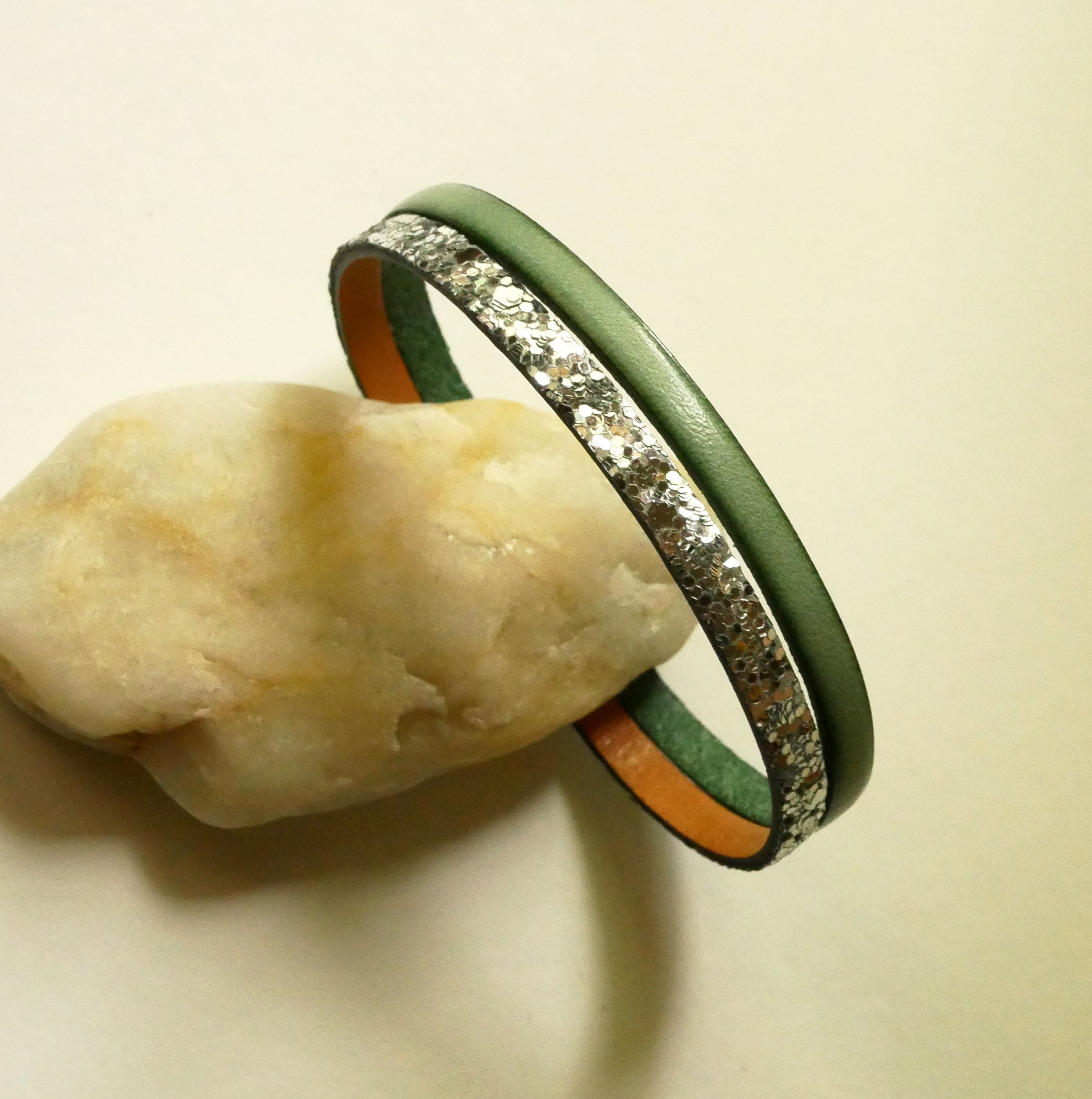 Duo-Armband aus silbernem Paillettenleder und Farbe nach Wahl