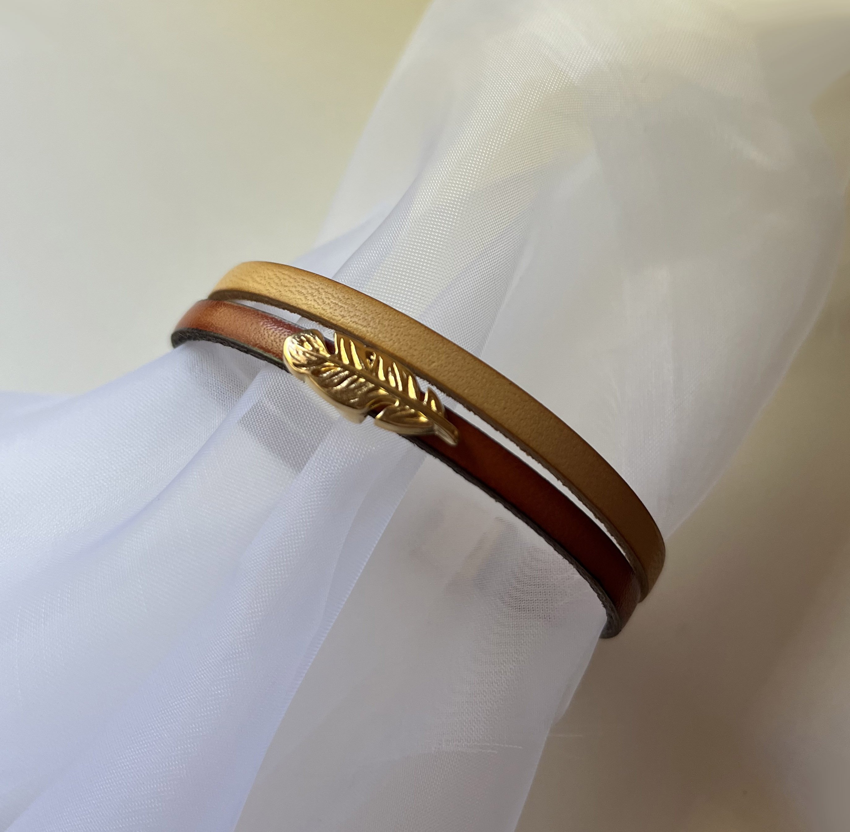 Bracelet duo de cuirs et plume dor&eacute;e &agrave; personnaliser  