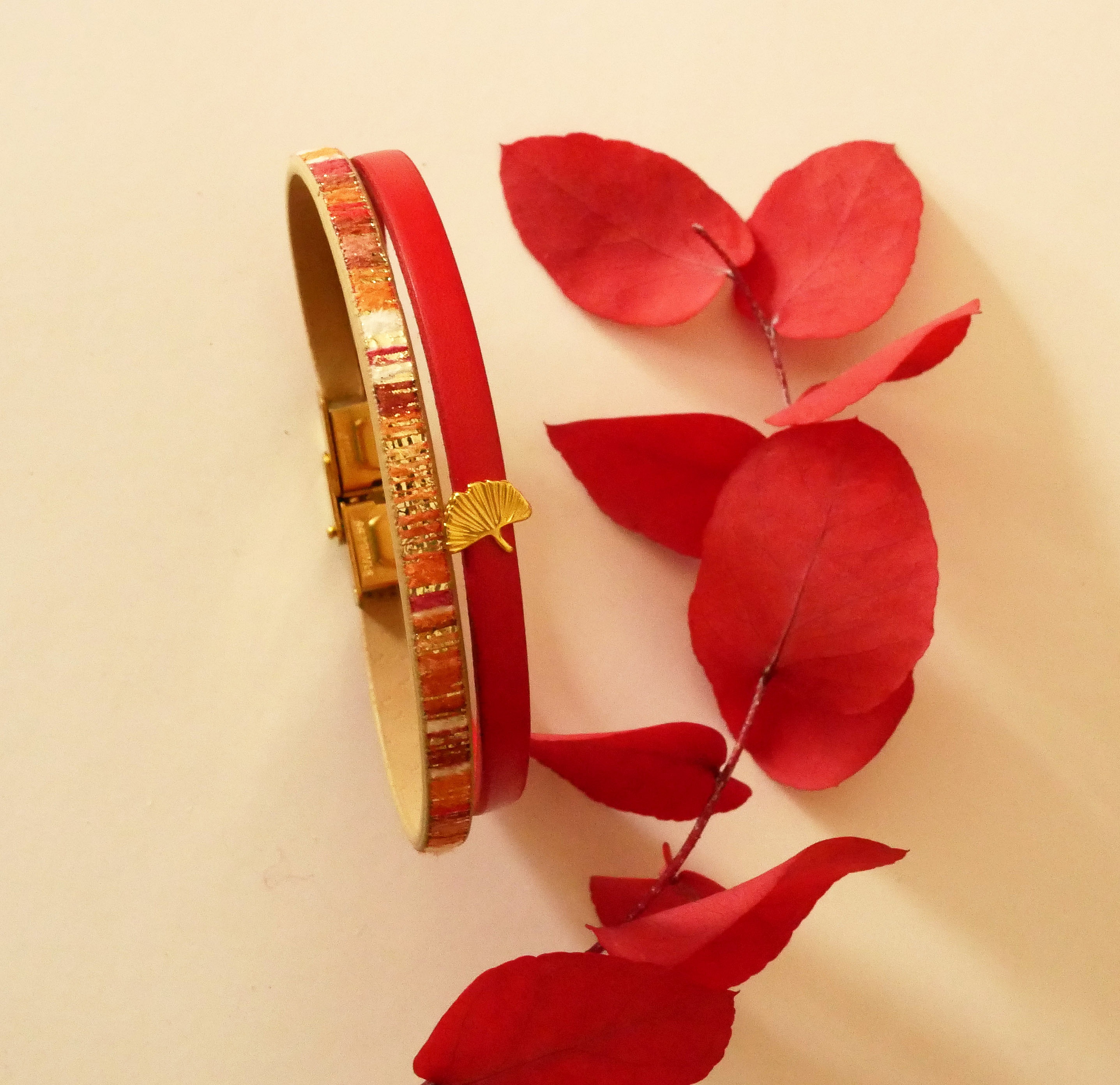 Bracelet duo cuir rouge et doré avec breloque ginkgo.