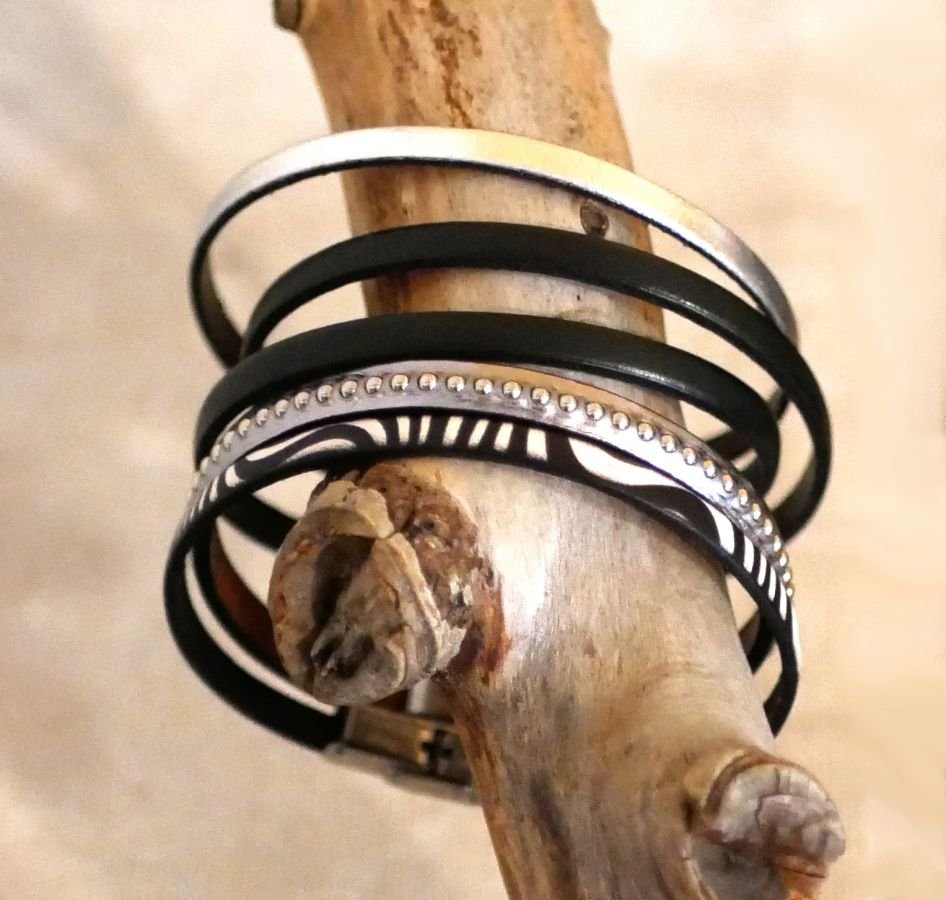 Damenarmband aus dunkelgrauem, metallisiertem Leder mit silbernen Kugeln 