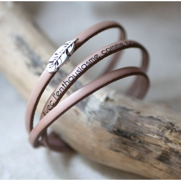 Bohemian Lederarmband f&uuml;r Frauen mit Federdekor 3 Runden anpassbar