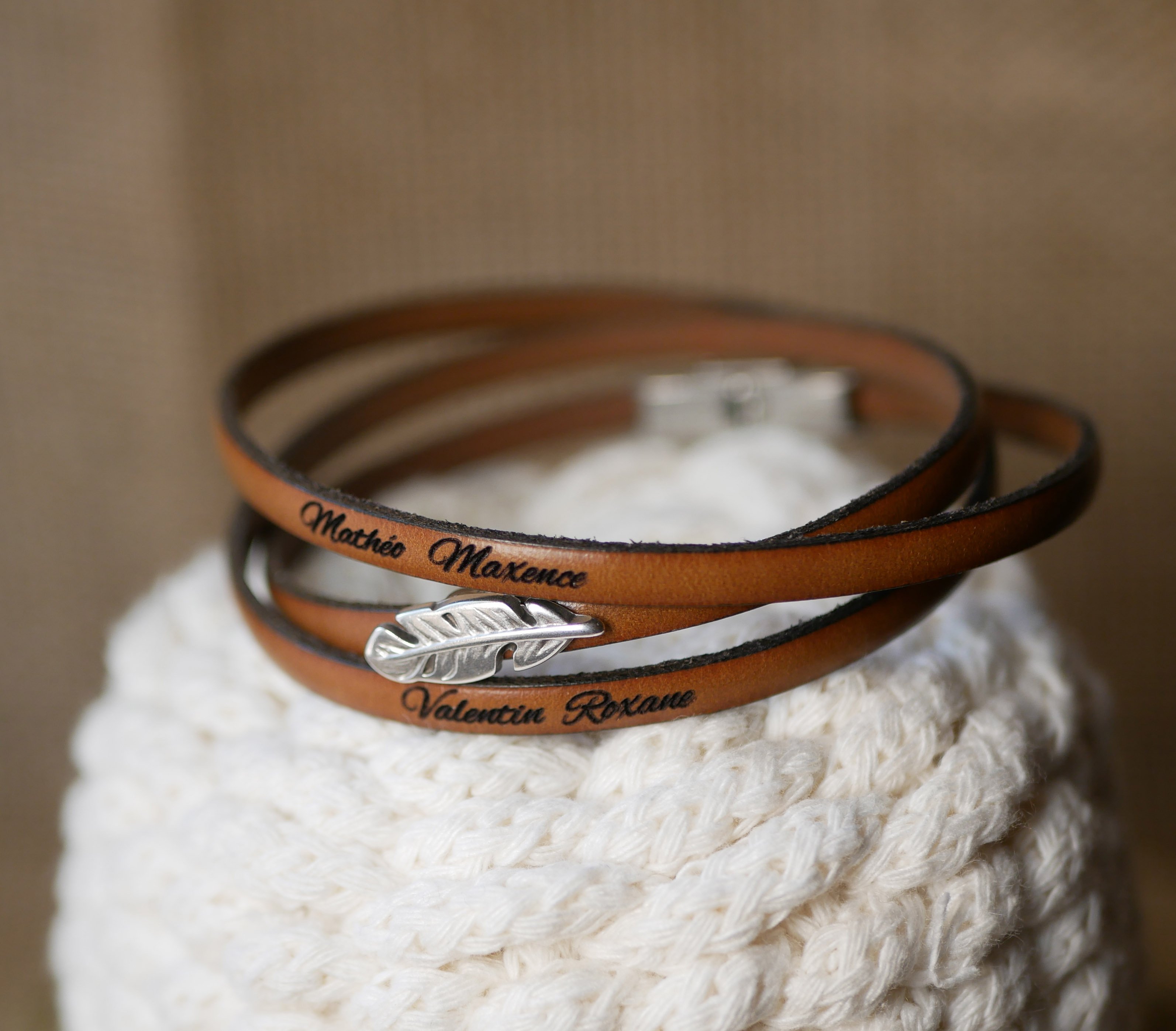 Bohemian Lederarmband f&uuml;r Frauen mit Federdekor 3 Runden anpassbar