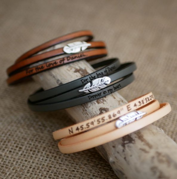 Bohemian Lederarmband f&uuml;r Frauen mit Federdekor 3 Runden anpassbar