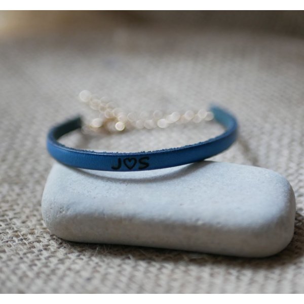 Damenarmband aus feinstem Leder zum Selbstgestalten durch Gravur mit goldener Kette