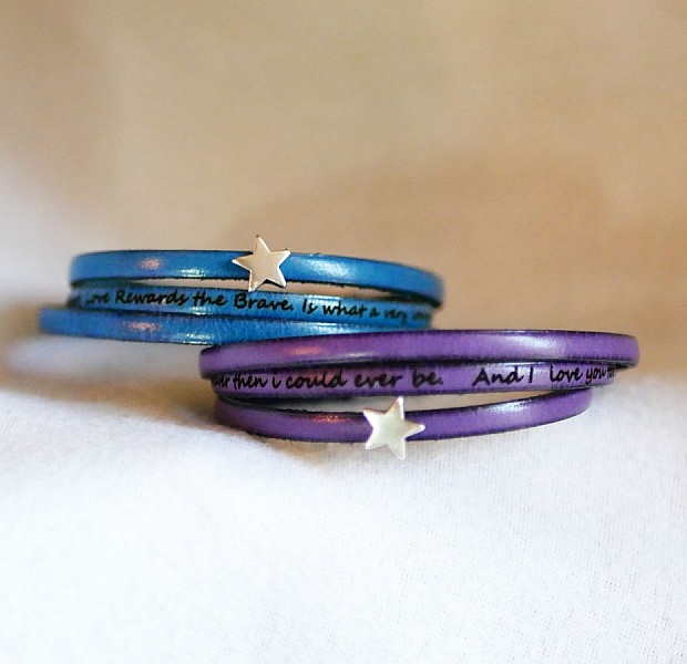 Bracelets multitours en cuir gravés avec étoile argentée.