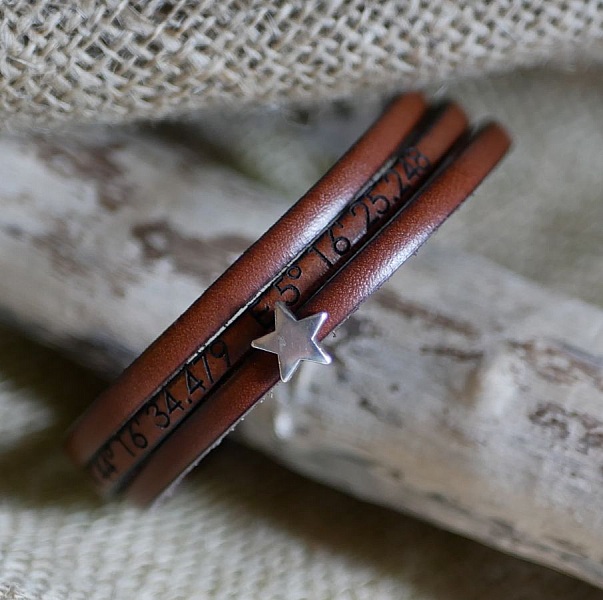 Bracelet cuir marron multitours avec étoile argentée personnalisée.