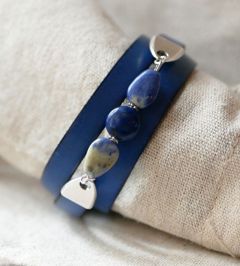 Damenarmband aus Leder und Perlen blau Lapis Lazuli triple tours in Customize 