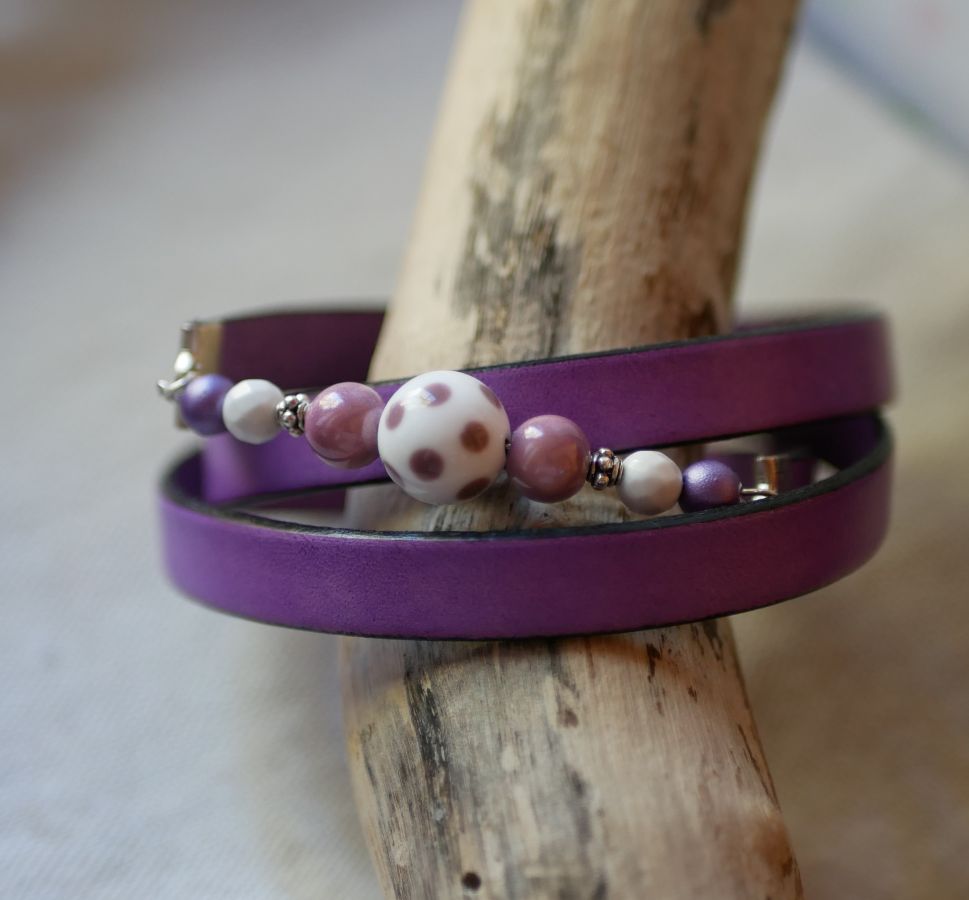 Damenarmband aus Leder und Perlen Mauve triple tours in Customize 