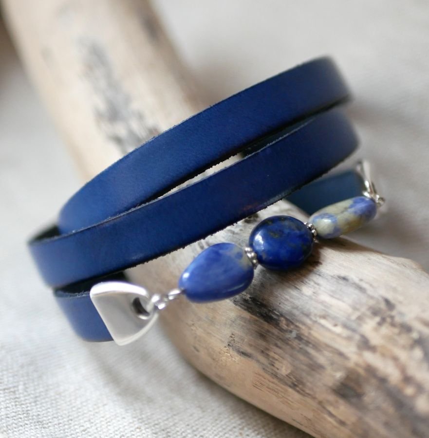 Damenarmband aus Leder und Perlen blau Lapis Lazuli triple tours in Customize 