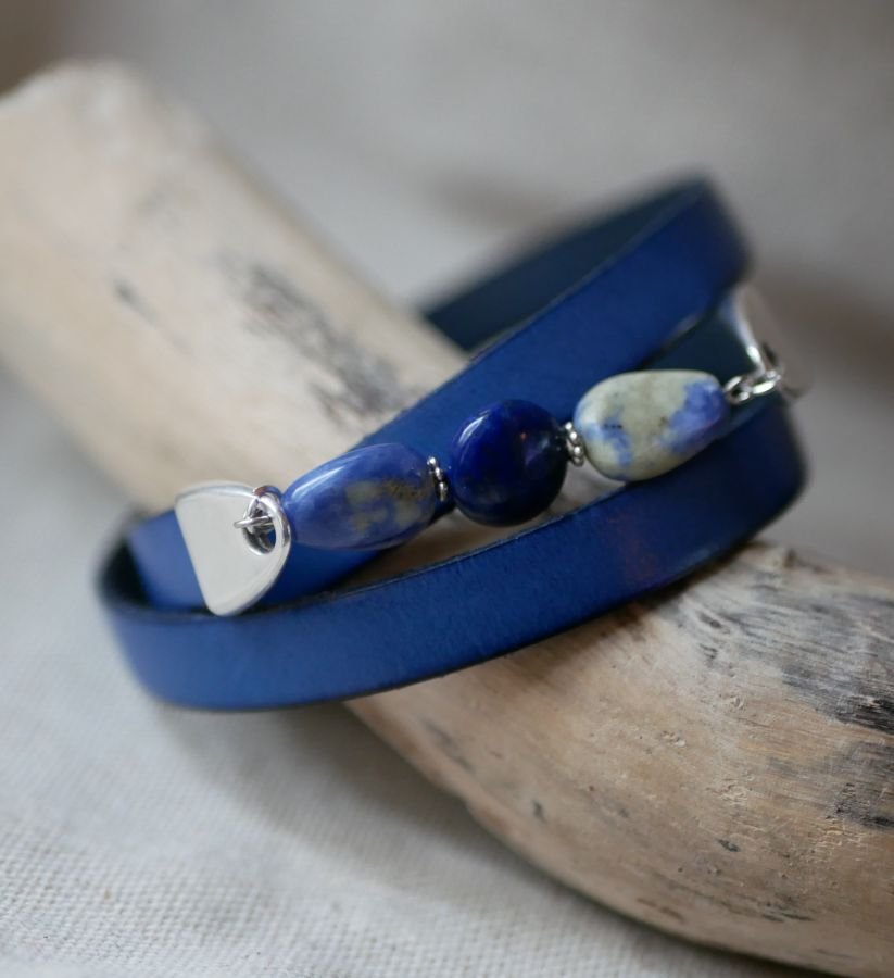 Damenarmband aus Leder und Perlen blau Lapis Lazuli triple tours in Customize 