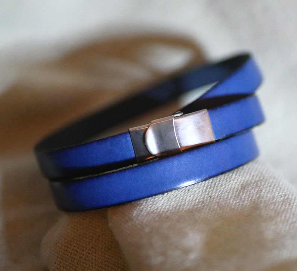 Damenarmband aus Leder und Perlen blau Lapis Lazuli triple tours in Customize 