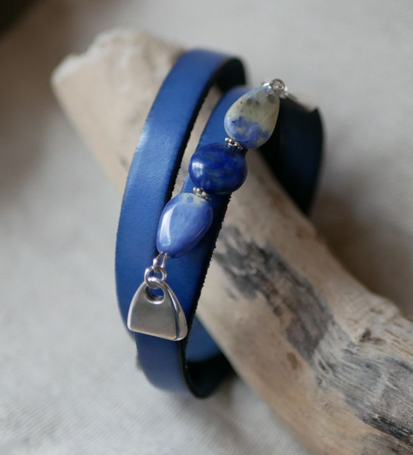 Damenarmband aus Leder und Perlen blau Lapis Lazuli triple tours in Customize 