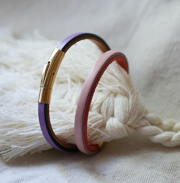 Bracelet femme en cuir bicolore avec fermoir doré personnalisé.