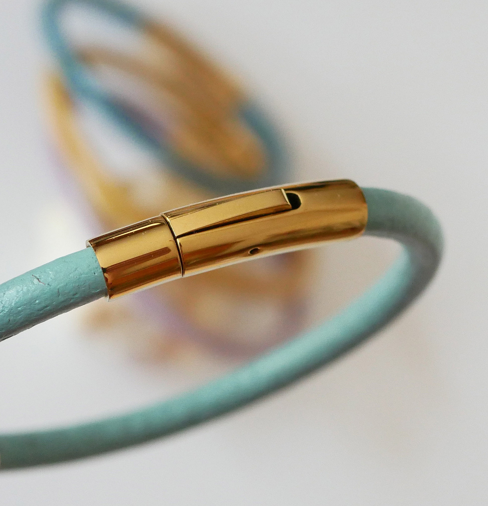 Damenarmband aus rundem Leder mit vergoldetem Bajonettverschluss