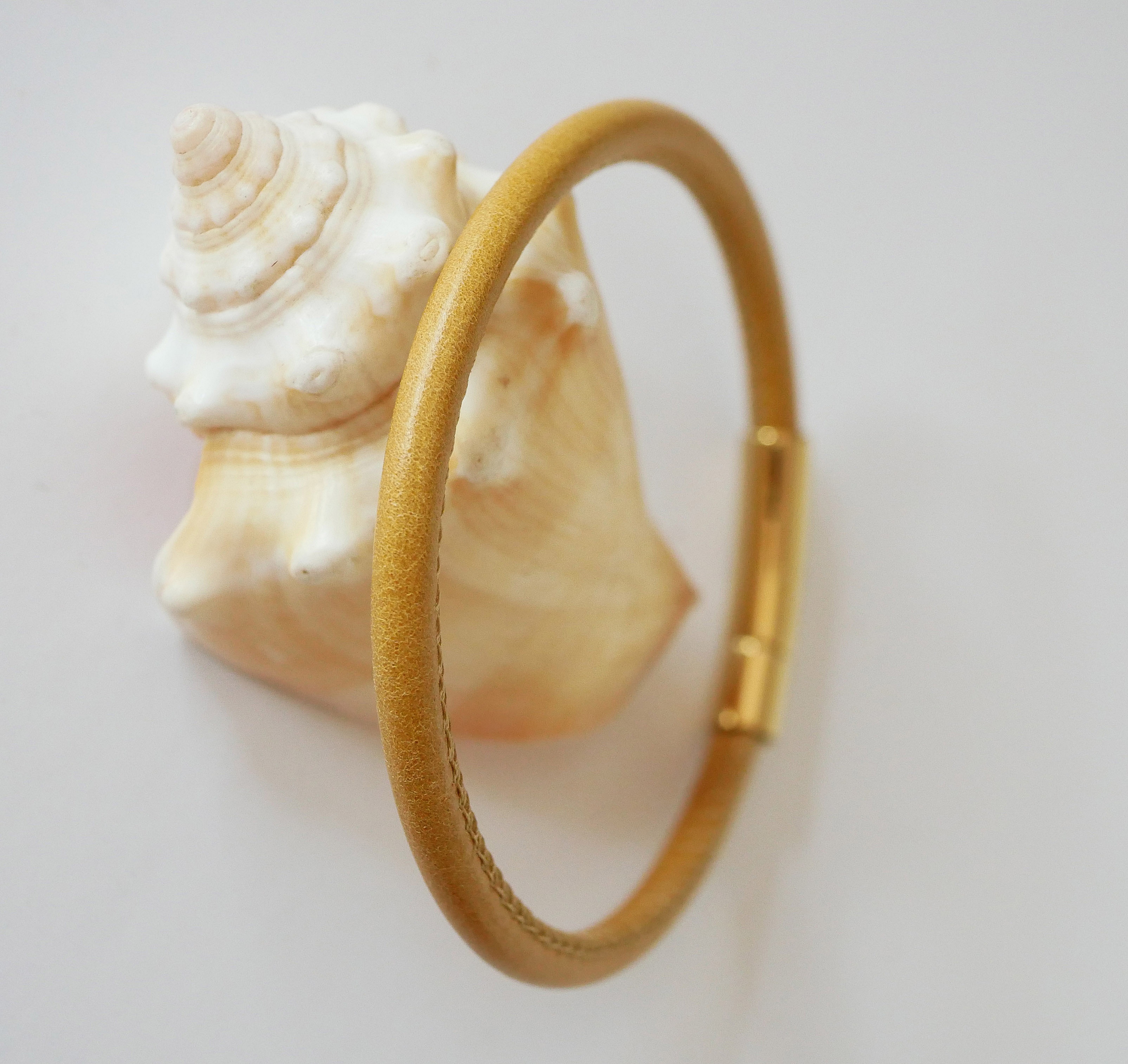 Damenarmband aus rundem Leder mit vergoldetem Bajonettverschluss