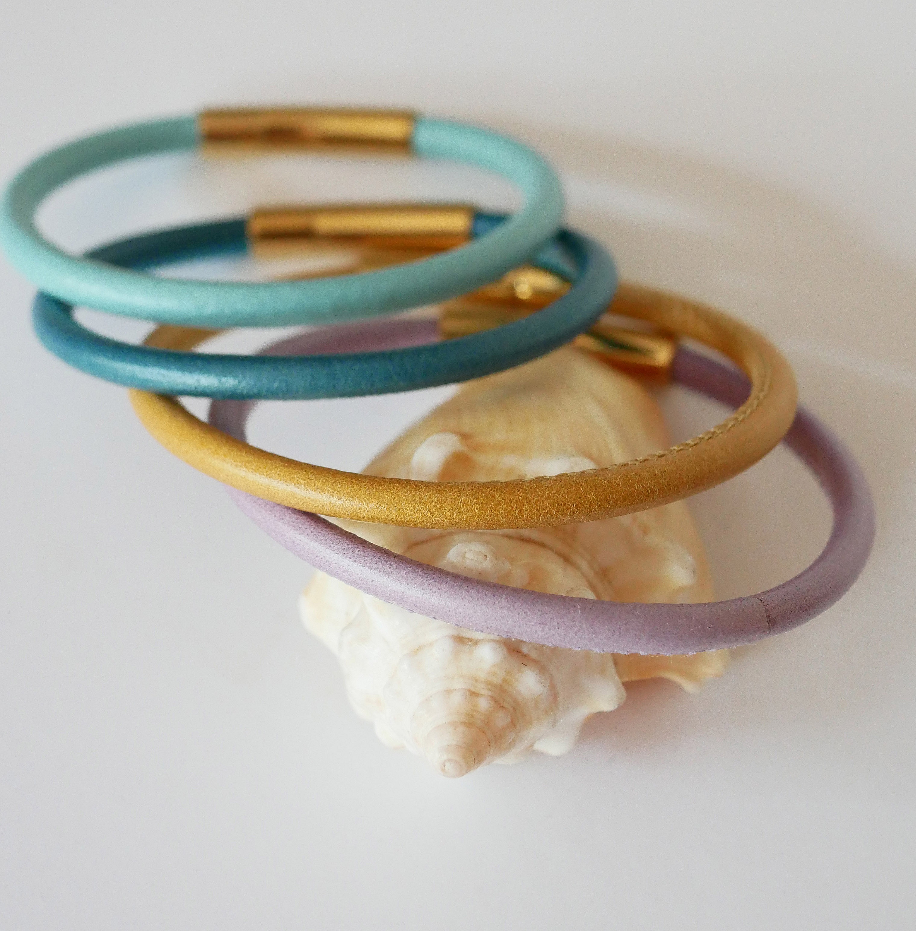 Damenarmband aus rundem Leder mit vergoldetem Bajonettverschluss