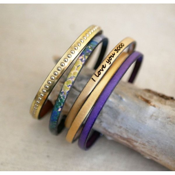 Damenarmband aus rosafarbenem Metallic-Leder mit goldenen Kugeln