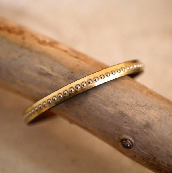 Damenarmband aus rosafarbenem Metallic-Leder mit goldenen Kugeln