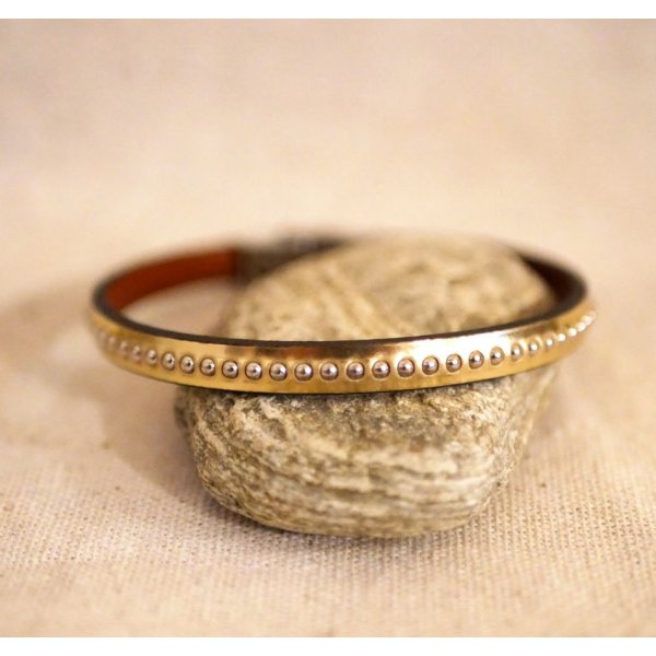 Damenarmband aus rosafarbenem Metallic-Leder mit goldenen Kugeln