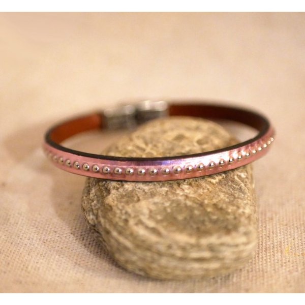 Damenarmband aus rosafarbenem Metallic-Leder mit silbernen Kugeln 