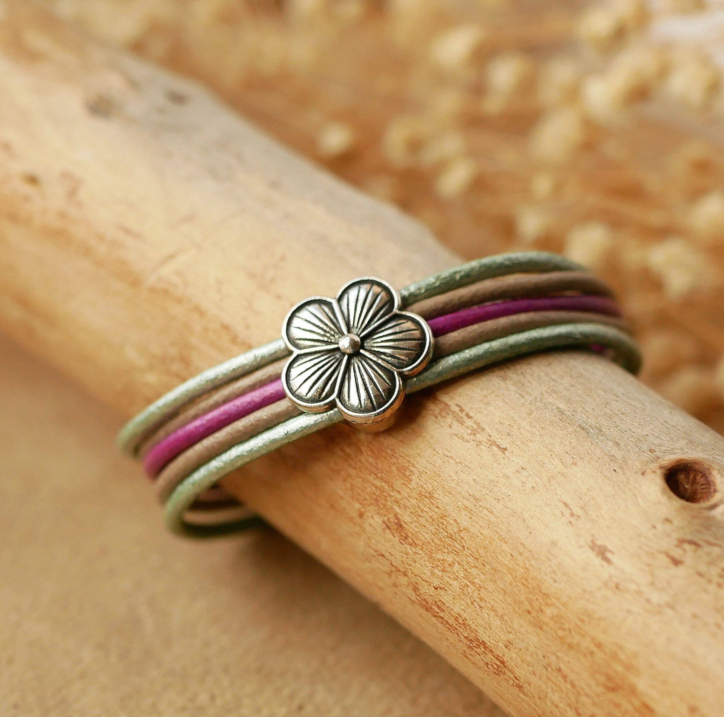 Damenarmband mit pastellfarbenem Leder und silbernem Blumendekor