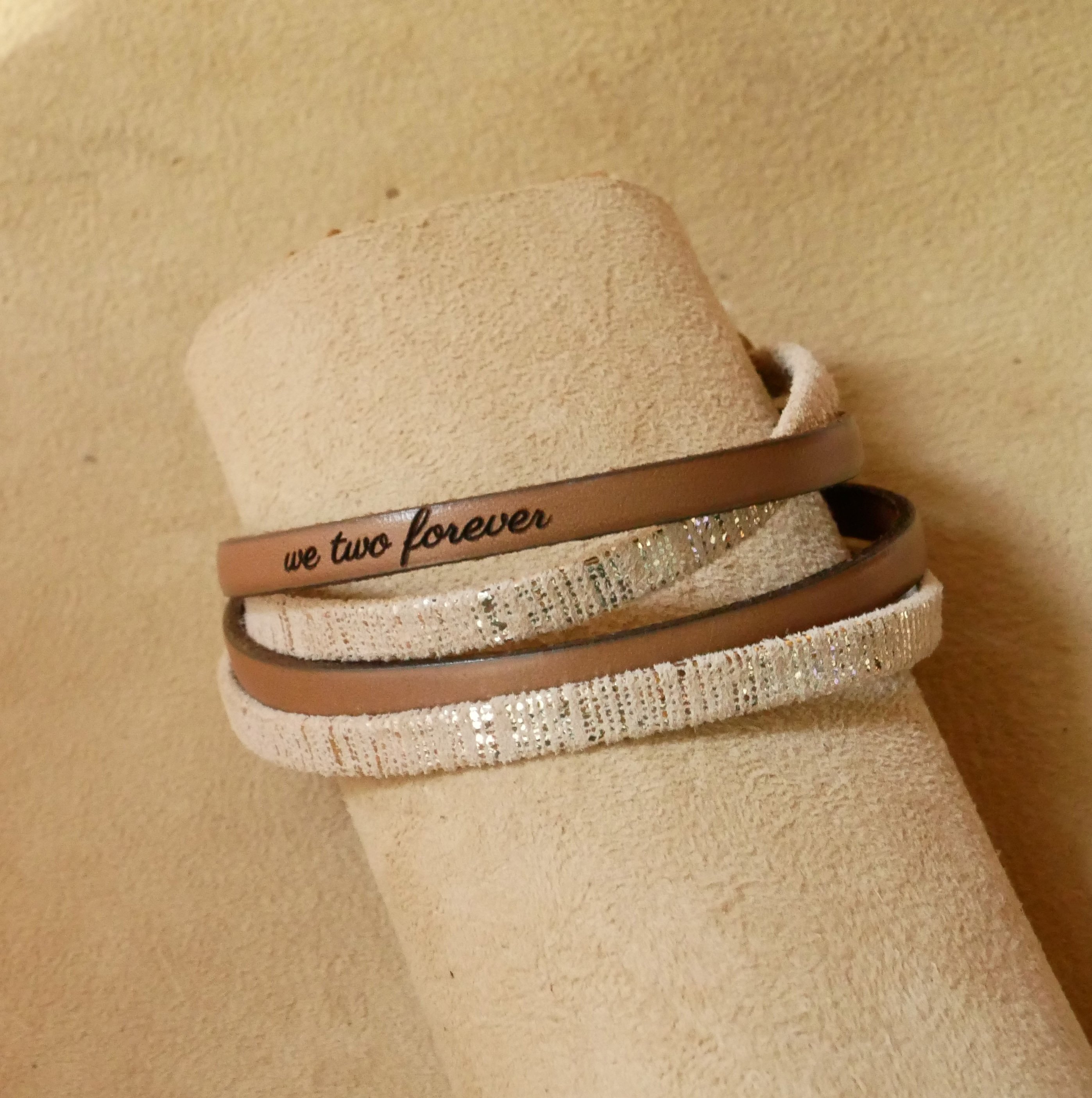 Doppeltes Damenarmband aus goldenem Leder zum Anpassen durch Gravur