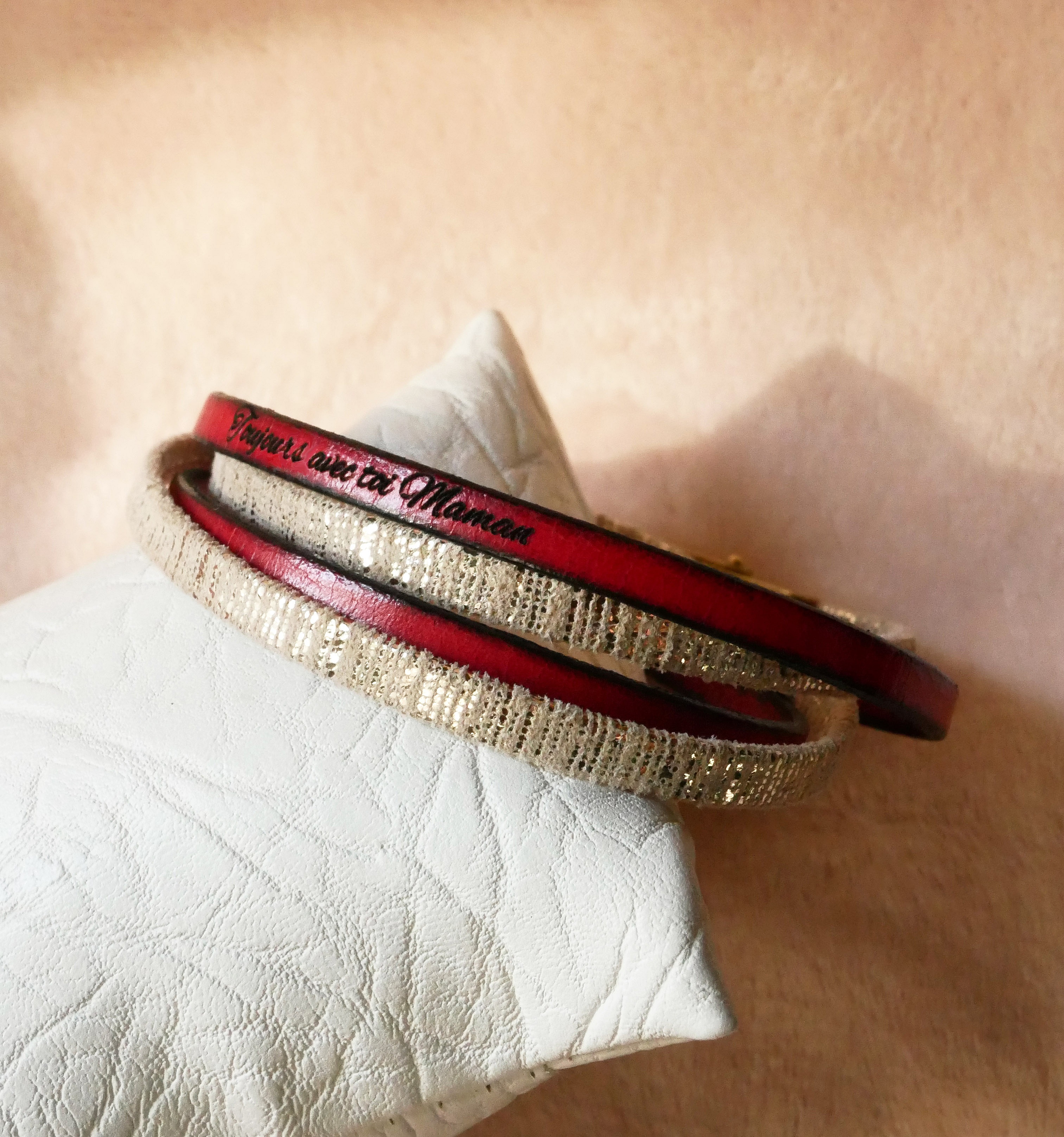 Doppeltes Damenarmband aus goldenem Leder zum Anpassen durch Gravur