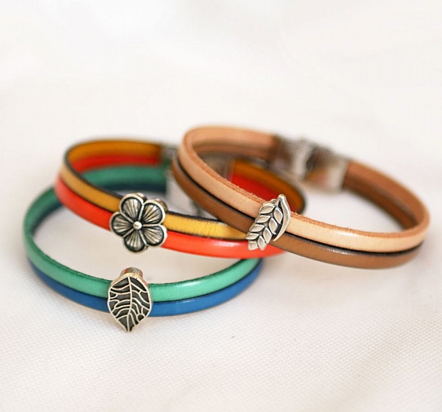 Duo-Lederarmband f&uuml;r Frauen mit silberner Blume Schlaufe anpassbar