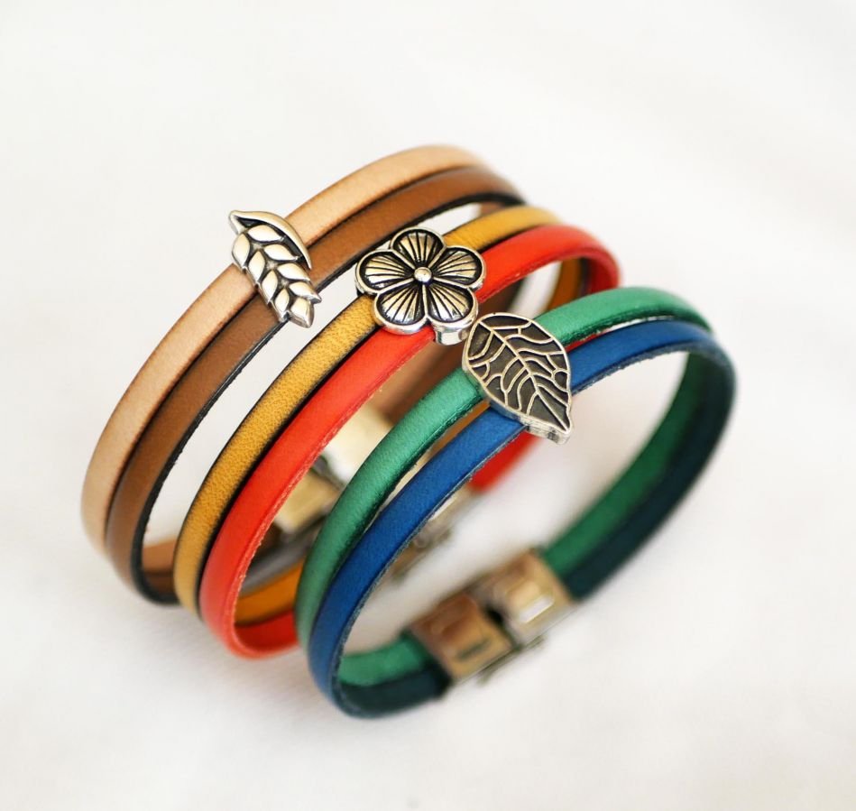 Duo-Lederarmband für Frauen und silberne Blatt Schlaufe anpassbar