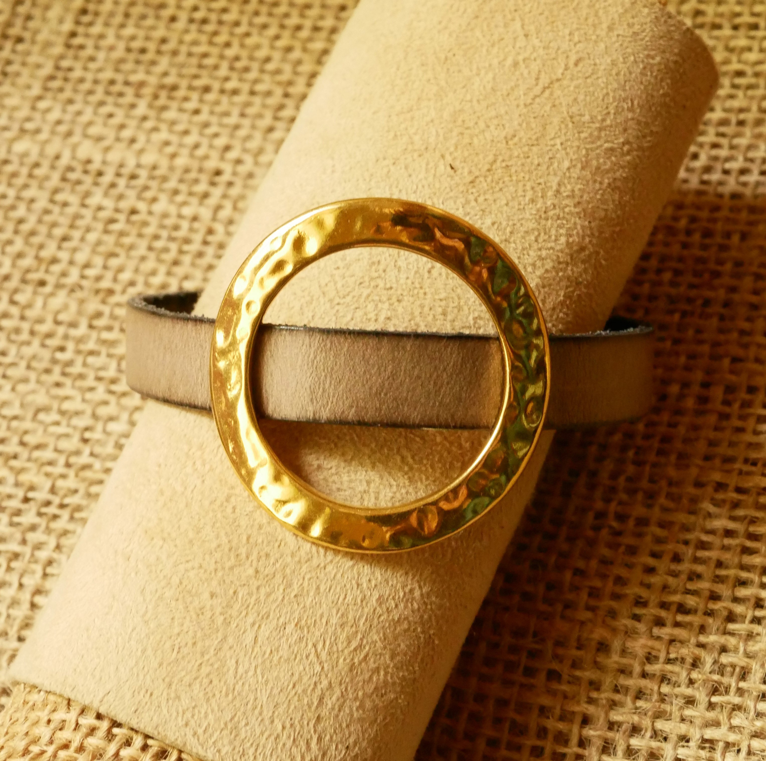 Damenarmband breit goldener Ring Leder Farbe nach Wahl