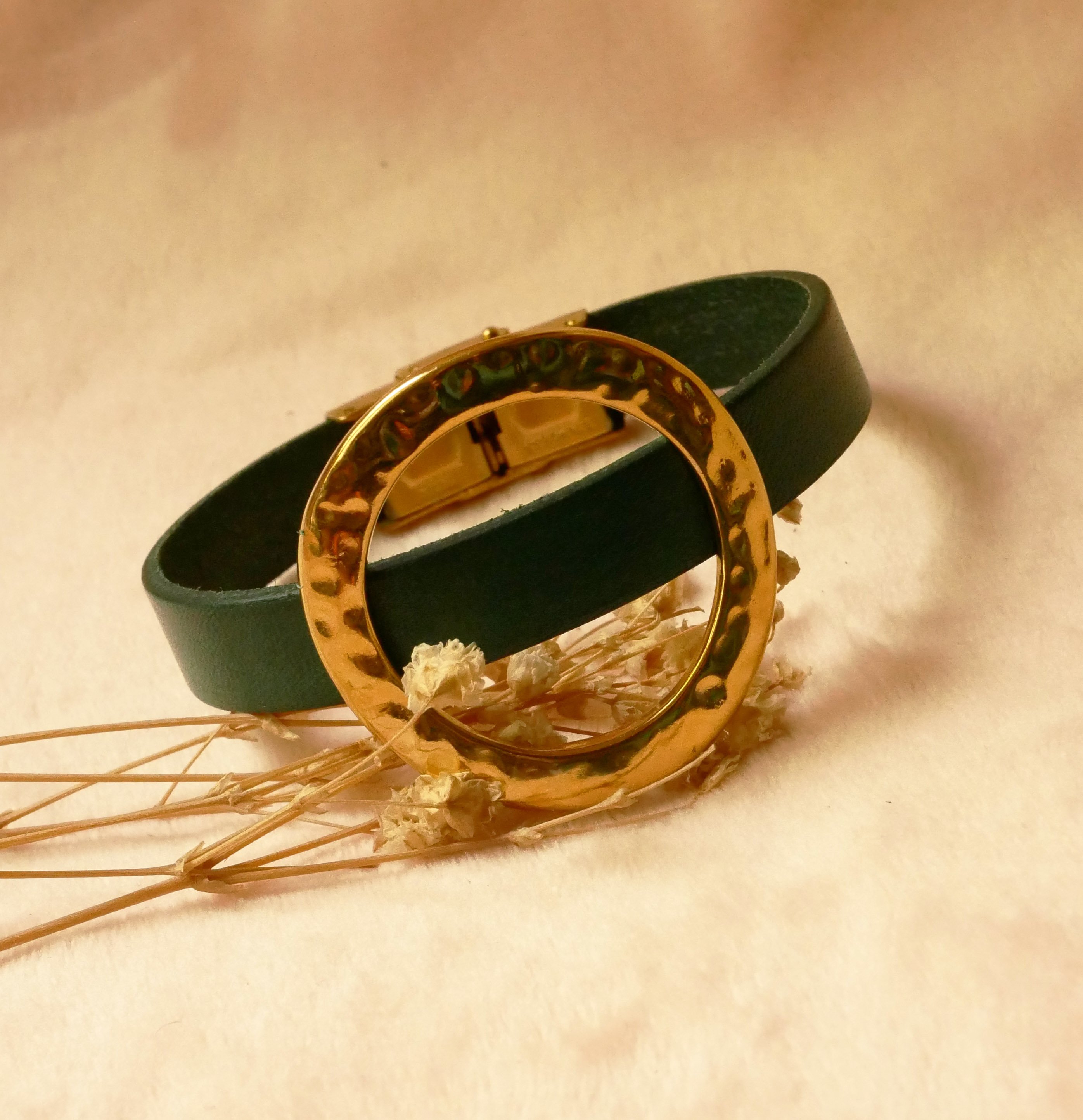 Damenarmband breit goldener Ring Leder Farbe nach Wahl