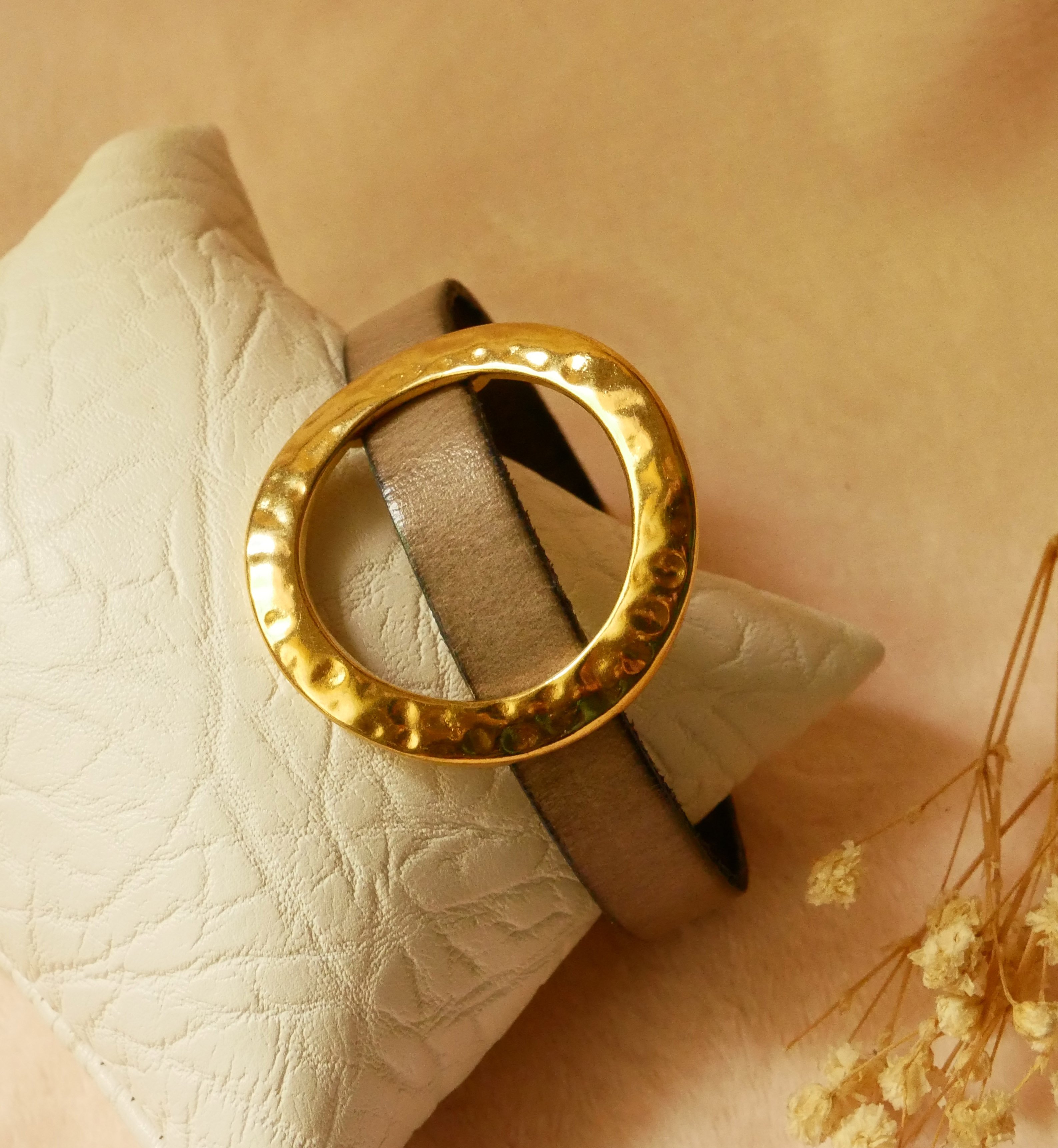 Damenarmband breit goldener Ring Leder Farbe nach Wahl