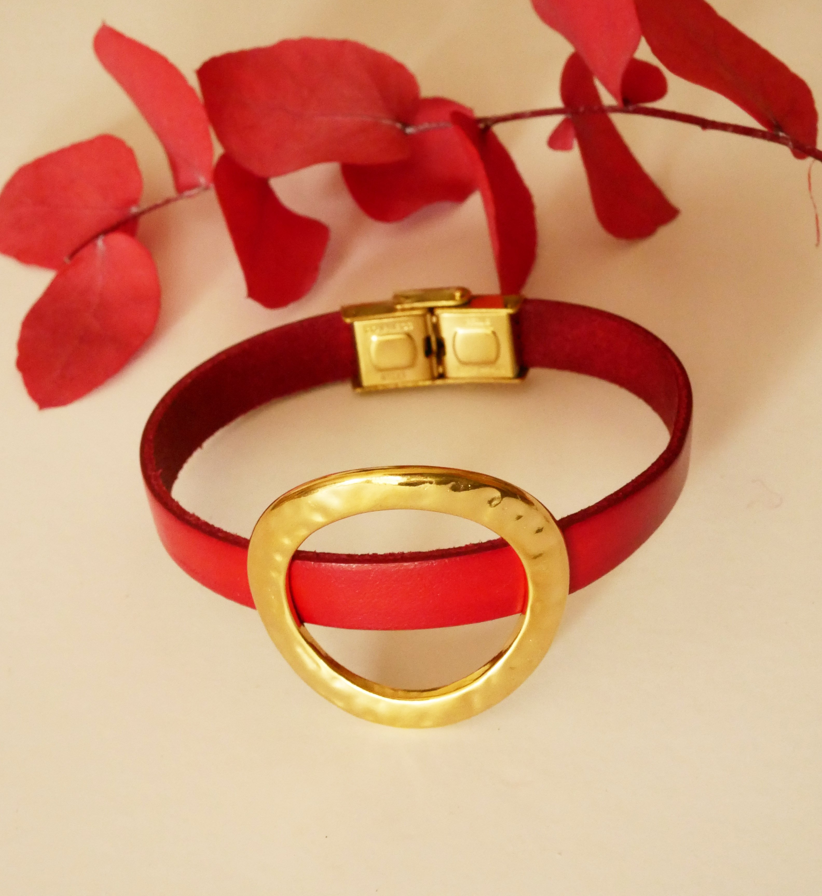 Damenarmband breit goldener Ring Leder Farbe nach Wahl