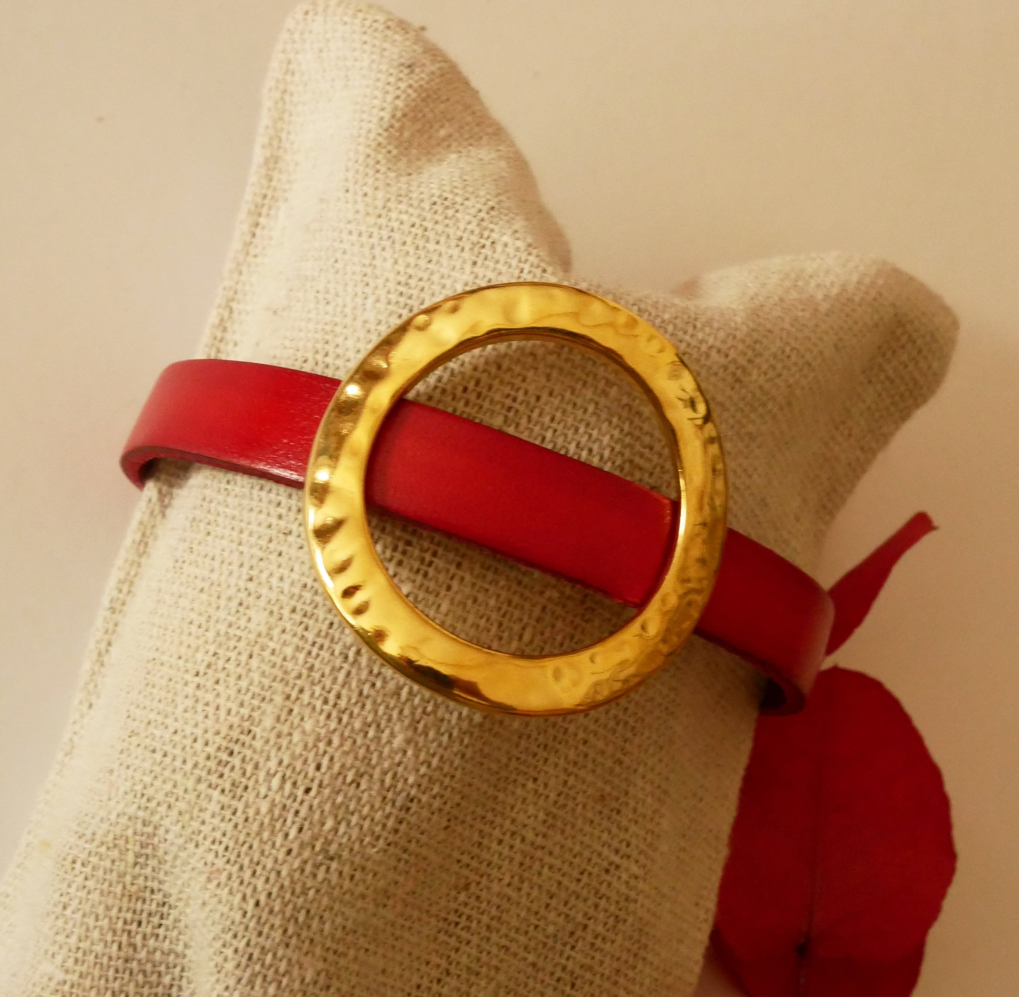 Damenarmband breit goldener Ring Leder Farbe nach Wahl