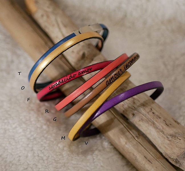 Bracelets femme personnalisables en cuir fin empilables et colorés.