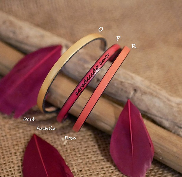 Bracelets femme personnalisables en cuir fin empilables colorés.