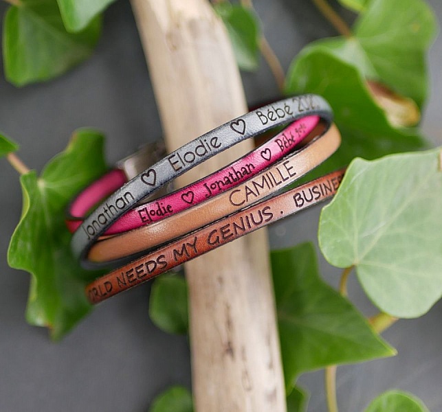 Bracelets femme personnalisables en cuir fin empilables gravés.