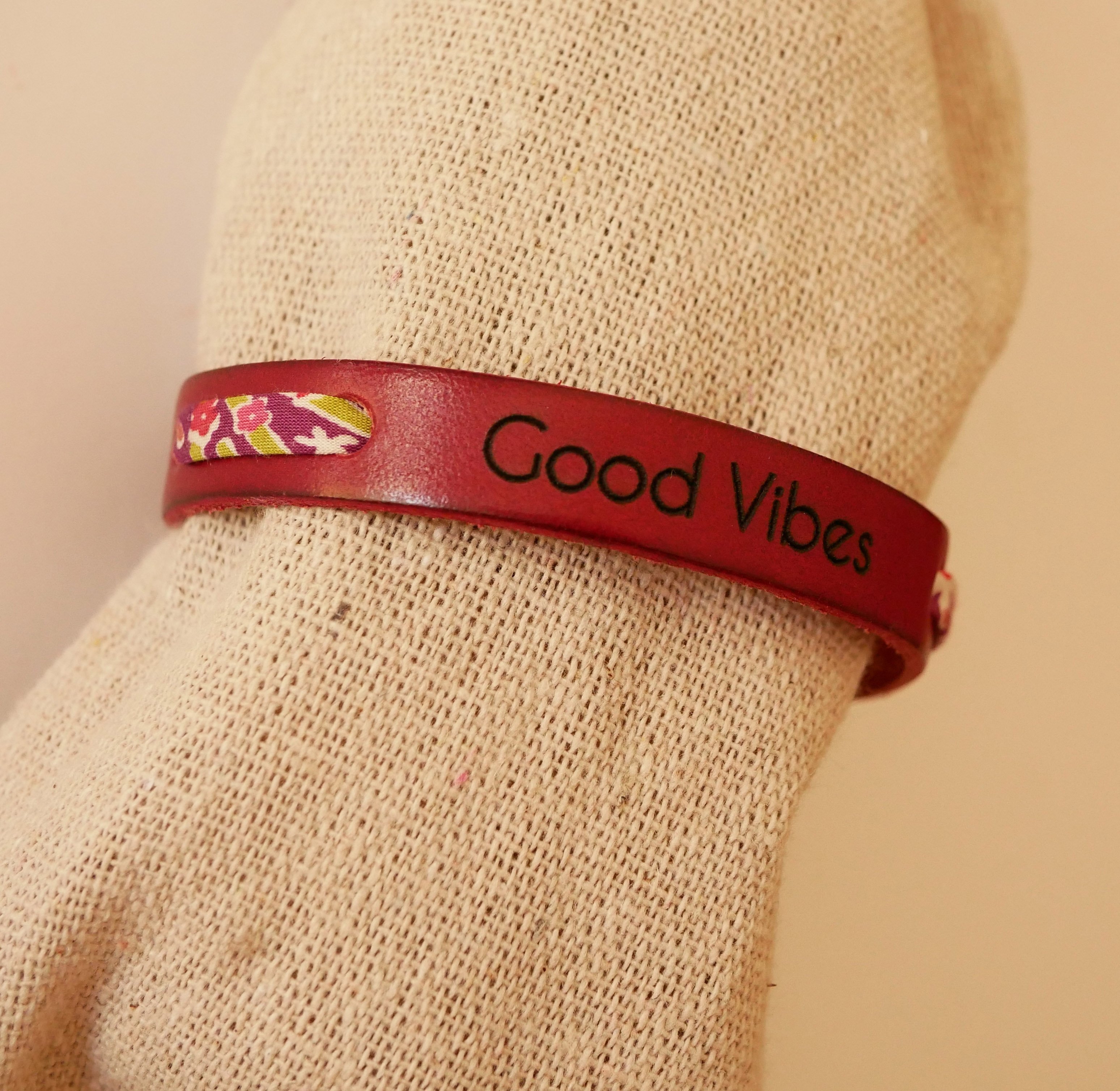 Flor&acirc;me Armband mit Gravur Good vibes mit violettem Liberty-Band auf rotem Leder