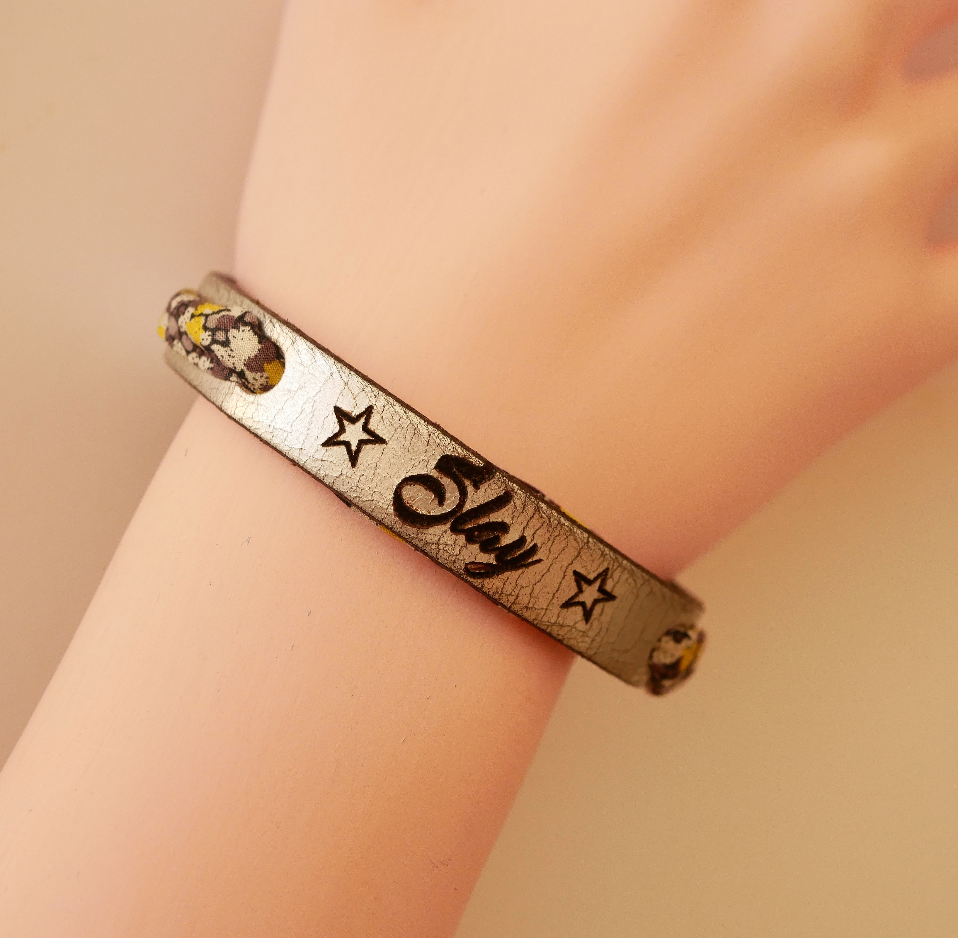 Bracelet en cuir personnalisé avec inscription Slay et étoiles.