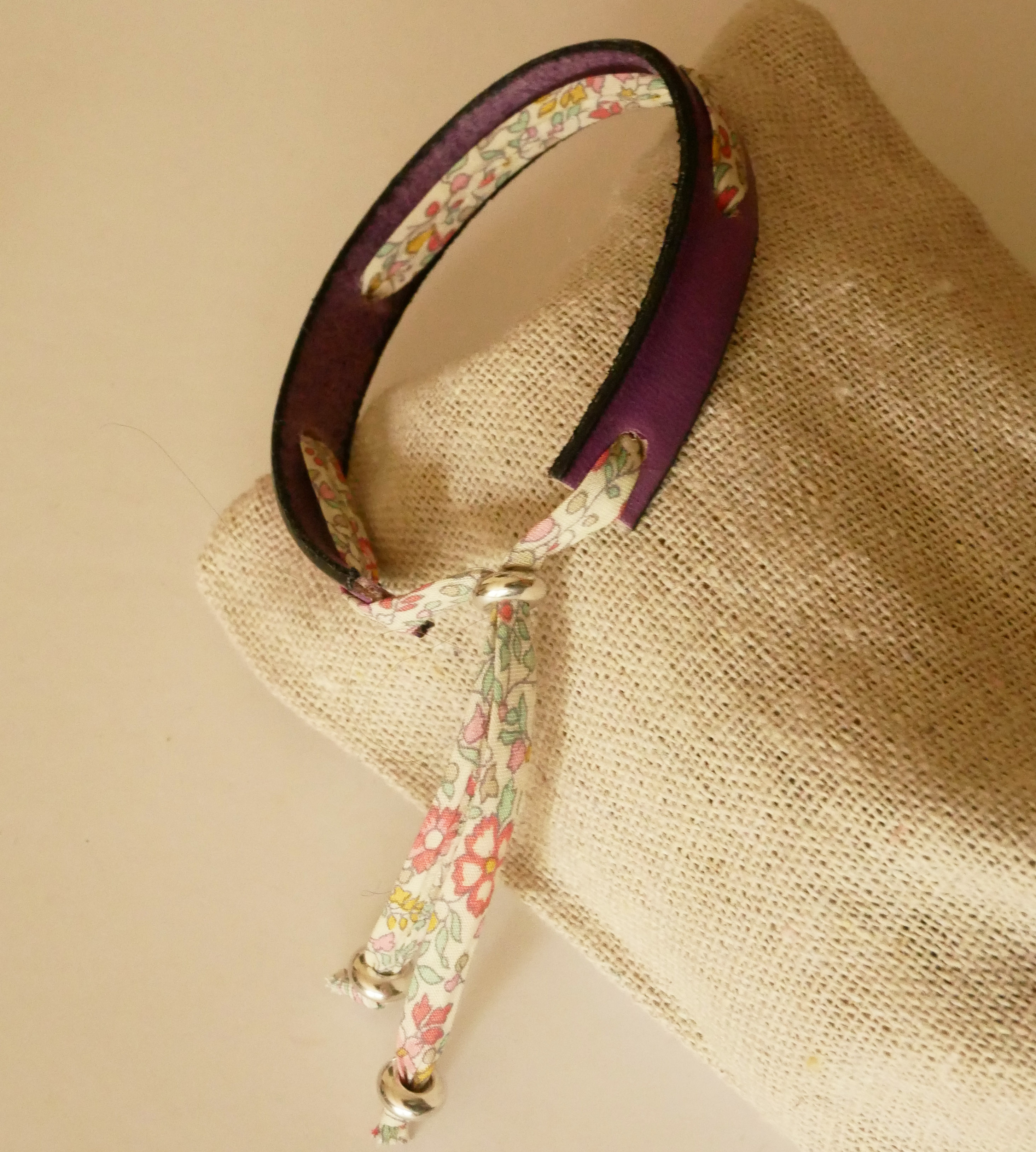 Armband Florâme graviert "Brille" mit pastellfarbenem Liberty-Band auf violettem Leder